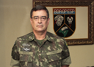 Comandante de Operações Especiais, general Mauro Sinott Lopes