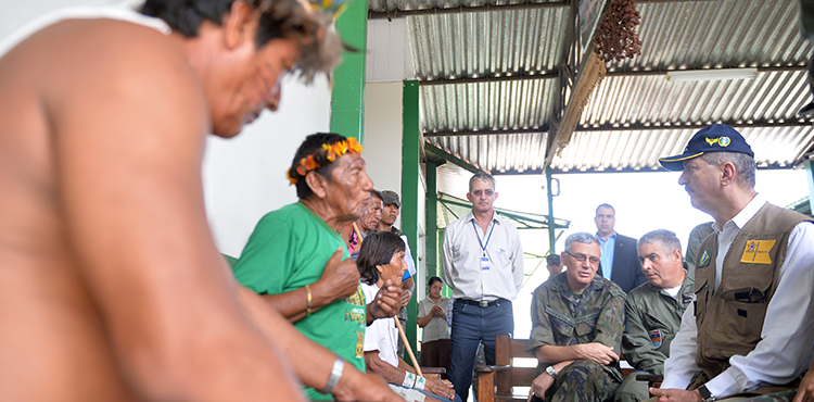 O ministro da Defesa, Aldo Rebelo, visitou a localidade de Tiriós, No Pará