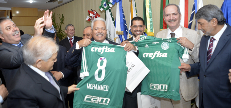 Rebelo presenteou os embaixadores com uma camisa do Palmeiras com os seus respectivos nomes grafados