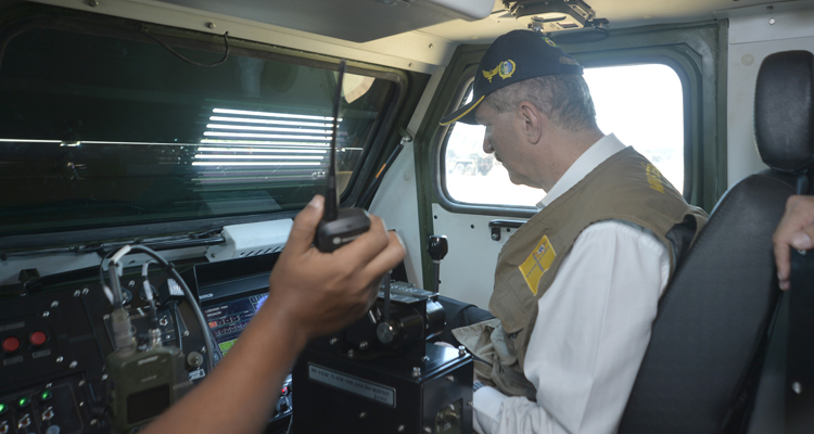 A bordo da viatura ASTROS, ministro Aldo Rebelo executa o primeiro disparo do míssil SS-30 em viatura modernizada