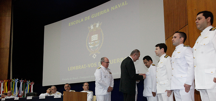 O ministro Aldo Rebelo e o comandante da Marinha, almirante Leal Ferreira, fizeram a entrega das medalhas Prêmio "Escola de Guerra Naval”