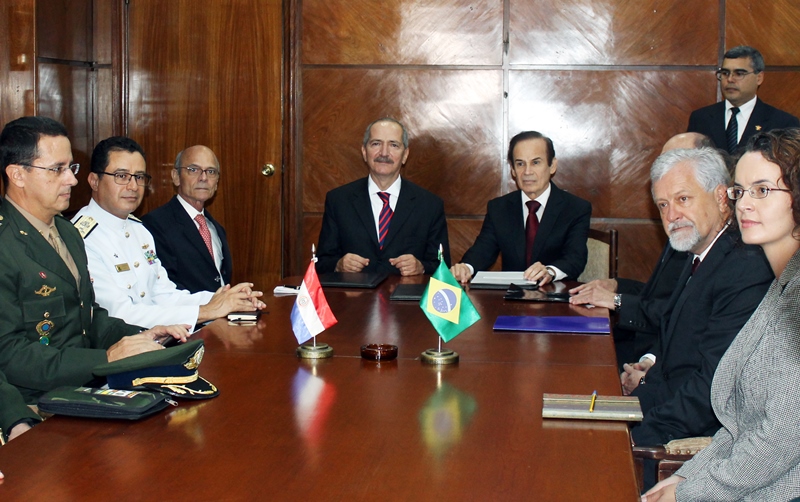 Ao centro, ministro Aldo e Diógenes Martinez, ministro da Defesa do Paraguai
