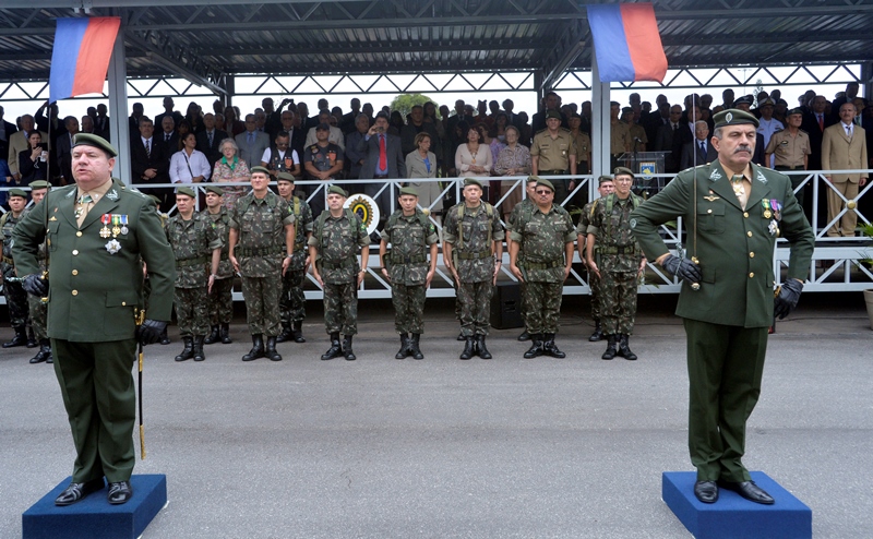 General Cláudio Coscia Moura (esq.) passa a função de comandante da 2ª RM ao general Antonino dos Santos Guerra Neto