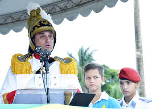 Tenente-coronel Siqueira discursa durante despedida do 1º RCG