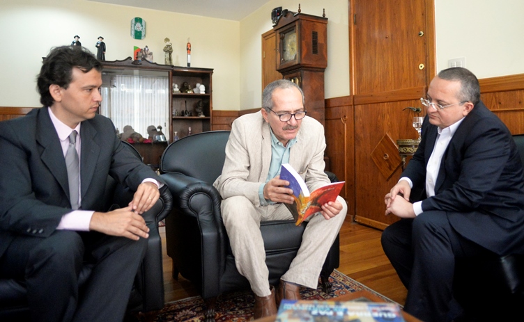 Ao final do encontro, o ministro Aldo presenteou o governador Taques com o livro "Os belgas na fronteira oeste do Brasil” 