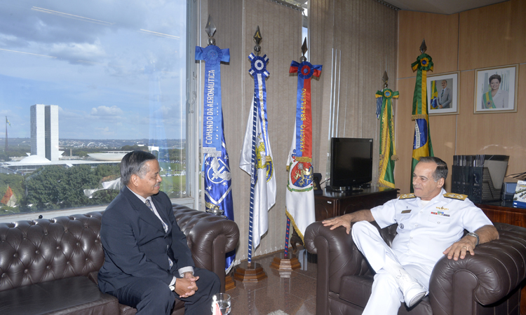 Embaixador da Indonésia no Brasil, Toto Riyanto, conversou com o chefe do EMCFA, almirante Ademir Sobrinho