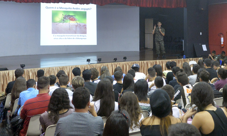 Militar orienta alunos da rede pública de ensino sobre o combate ao mosquito Aedes Aegypti