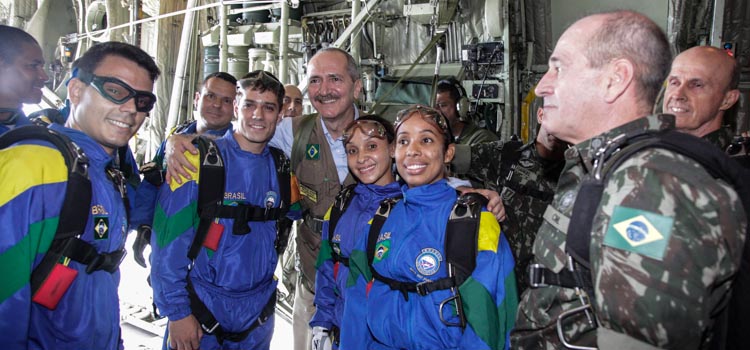 Dentre os paraquedistas estavam as sargentos Juliana Rodrigues de Souza e Laila Graziela Bernardes Suscin, medalhistas de bronze dos 5º Jogos Mundiais Militares