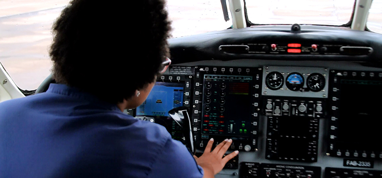 Na atividade de mecânica de aeronaves, mulheres se diferenciam pela atenção aos detalhes 