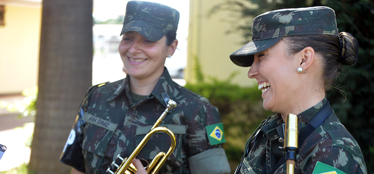 Sargentos Ana Cristina (à esquerda) e Carolyne Gonze (à direita), únicas musicistas do BGP 