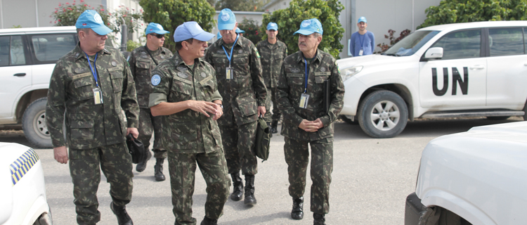 Comitiva de militares verifica a execução de atividades logísticas e operacionais na Minustah
