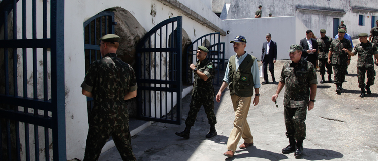 O ministro conheceu as instalações do Comando da Artilharia Divisionária da 1ª Divisão do Exército, localizado na Fortaleza Santa Cruz