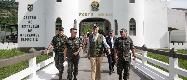 Ministro Aldo visita Centro de Instrução de Operações Especiais, no Forte do Imbuhy