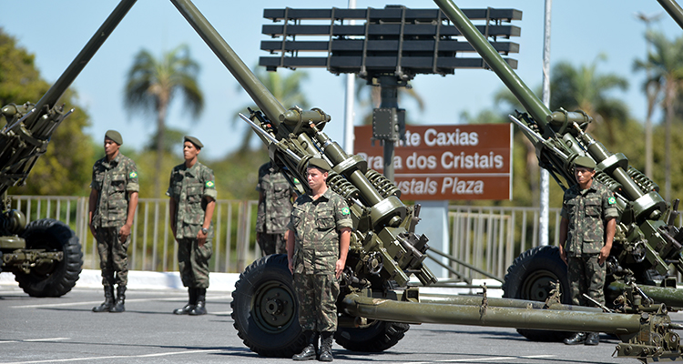 A solenidade contou com a exposição de alguns materiais de emprego militar, como os obuseiros Leves 105 ml Light Gun 