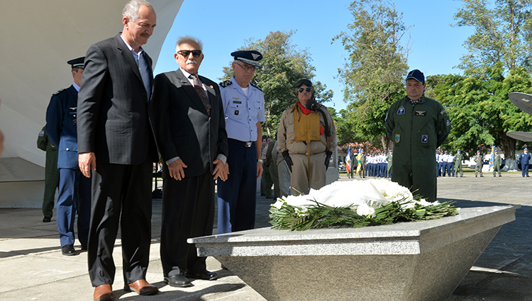 O ministro depositou flores no túmulo do primeiro comandante do Primeiro Grupo de Aviação de Caça, o então major-aviador Nero Moura