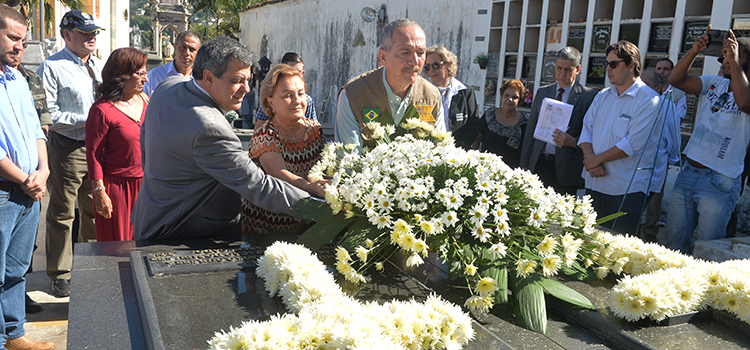 Aldo Rebelo depositou flores no túmulo do ex-presidente, no Cemitério da Venerável Ordem Terceira de São Francisco de São João del-Rei