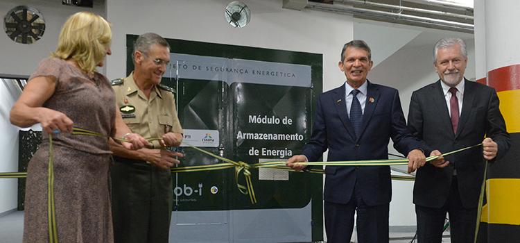 A diretora financeira Margaret Groff, o general Villas Bôas, o secretário-geral Silva e Luna e o Diretor de Itaipu, inauguraram o Módulo de Armazenamento de Energia