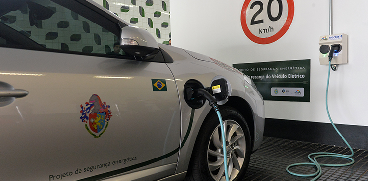O carro, da marca renault fluence Z, sendo carregado no eletroposto instalado no Quartel General do Exército em Brasília