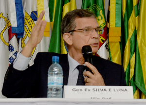 "Estreitar laços de cooperação e confiança", sugere o general Silva e Luna
