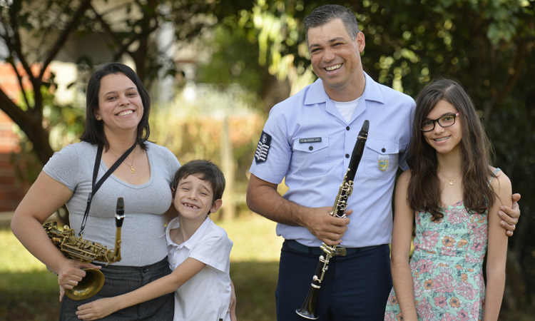 Sargento André da Banda da Base Aérea de Brasília também leva musicalidade para casa