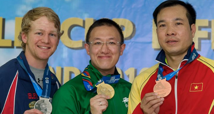 3⁰ sargento do Exército Felipe Wu (centro) conquistou a medalha de ouro na Copa do Mundo de tiro esportivo, na Tailândia