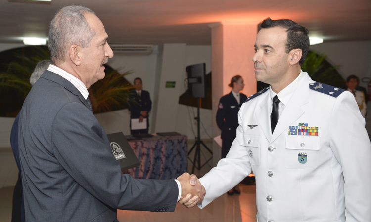 Ministro Aldo cumprimenta o novo oficial-general da FAB, brigadeiro Ary Mesquita