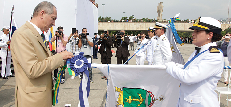 "Queremos celebrar a contribuição e a presença da Marinha de Guerra, da Marinha do Brasil e da Marinha Mercante no dia de hoje", afirmou o ministro