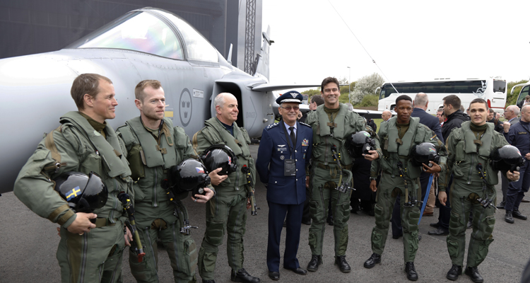 O comandante da Aeronáutica, brigadeiro Nivaldo Rossato, participou da apresentação da aeronave na Suécia