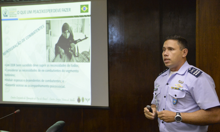 Major Rodrigo Alves dos Santos, do CCOPAB, falou sobre igualdade de gênero, direito internacional humanitário, proteção a populações, entre outros assuntos