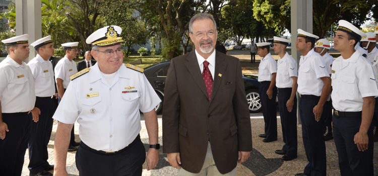 Durante o encontro, almirante Eduardo Bacellar Leal Ferreira fez uma apresentação ao ministro sobre as atividades da Força Naval