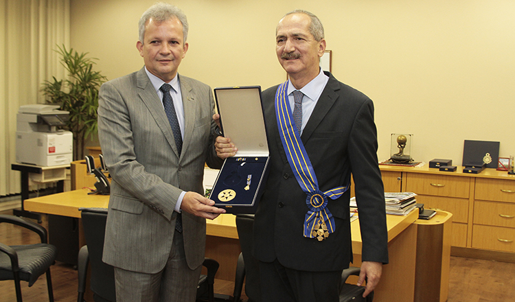 O ministro da Defesa, Aldo Rebelo, recebeu nesta terça-feira (10) a medalha da Ordem do Mérito das Comunicações, no grau de grã-cruz