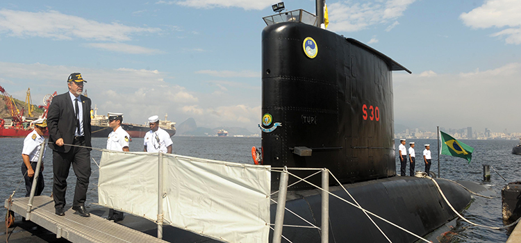 O ministro Jungmann conheceu os meios navais, como o submarino da classe Tupi S-30