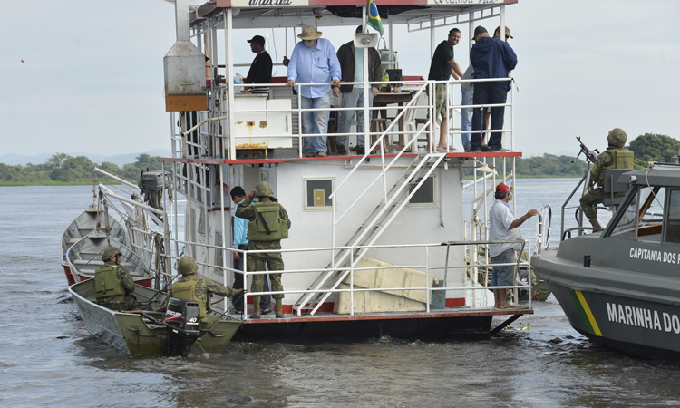 30 millitares da Marinha realizam patrulhas no rio Paraguai. As atividades da Ágata acontecem simultaneamente às ações cívico-sociais (Acisos).
