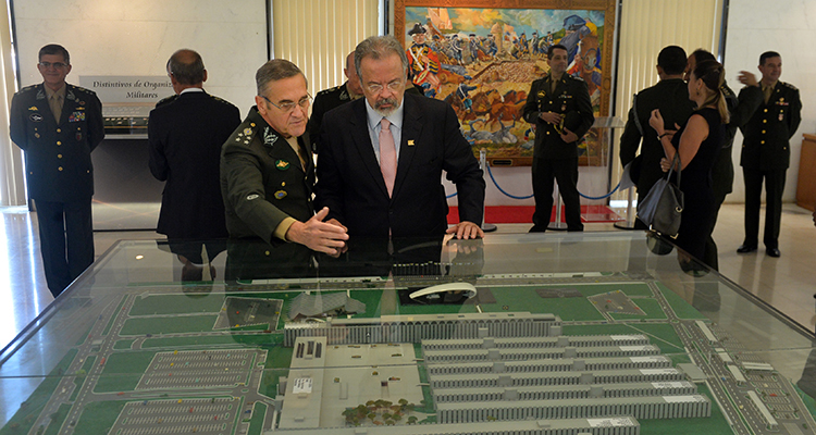 General Villas Bôas expõe detalhes de planejamento, projetos estratégicos e orçamento da Força Terrestre