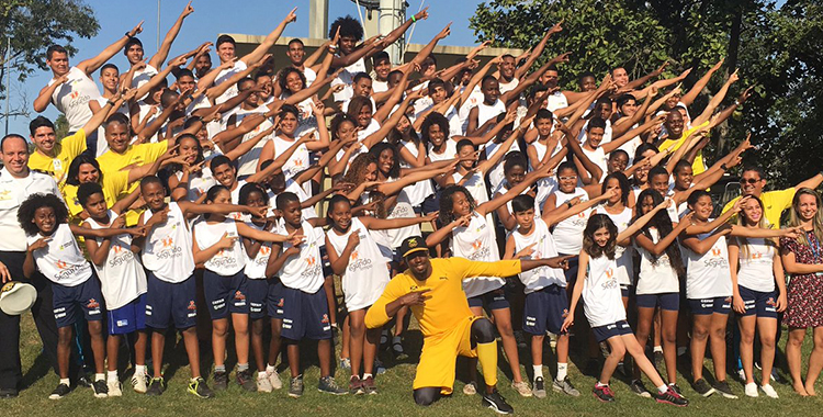 Bolt e as crianças do Profesp posaram com a famosa pose do “Raio”