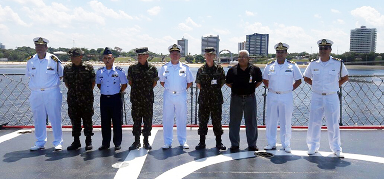 Autoridades da Marinha, Exército e Aeronáutica participam da ação a bordo do Navio Fluvial Pedro Teixeira.