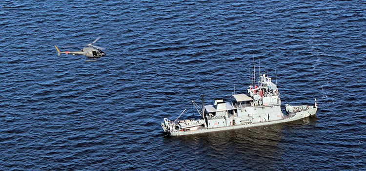 Marinha realiza segurança fluvial na orla da Ponta Negra em Manaus.