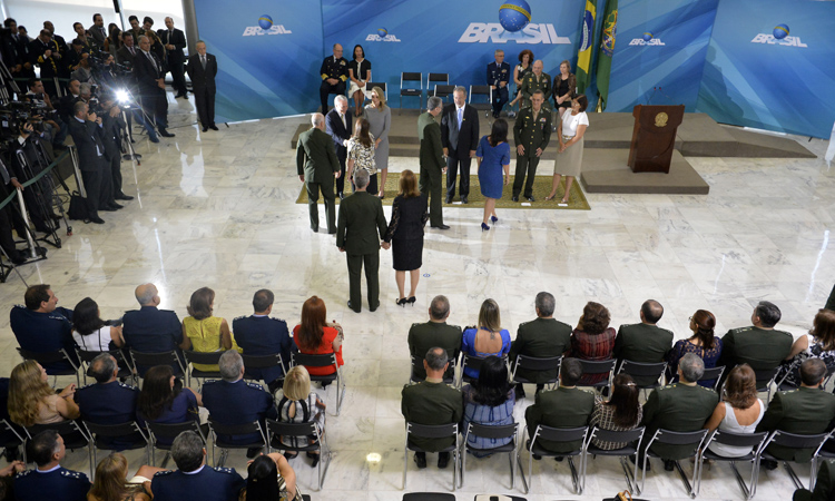 O presidente Temer, ao lado do ministro da Defesa e dos comandantes das Forças, cumprimentou cada um dos oficiais-generais