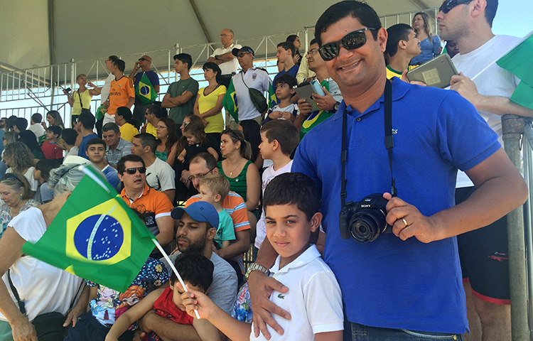 Leonardo Filho, de 7 anos, acompanhado do pai, se empolgou com os aviões da FAB