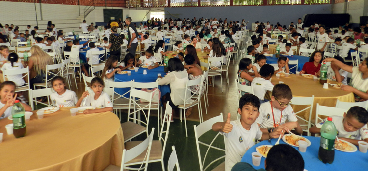 Ao final das atividades foi servido um almoço natalino e distribuídos presentes, que foram doados pela Receita Federal