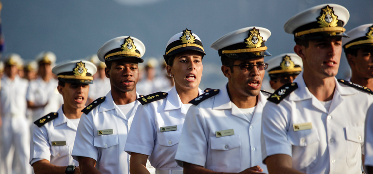 As aspirantes da Escola Naval, ao final do curso, já declaradas guardas-marinha, realizarão viagem em Navio-Escola 