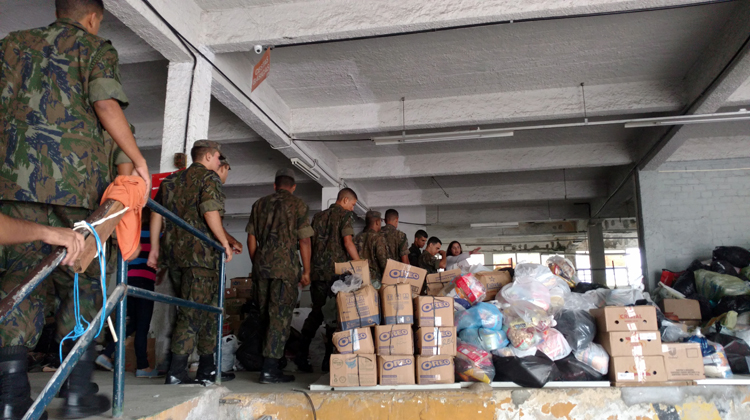 Militares do Exército auxiliam na distribuição de donativos