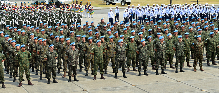 Cerca de 300 capacetes azuis da Marinha, do Exército e da Aeronáutica se reuniram no Monumento Nacional aos Mortos da Segunda Guerra Mundial (MNMSGM) para a cerimônia