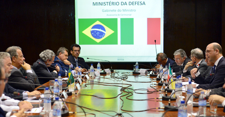 Reunião entre ministro da Defesa do Brasil e chanceler italiano.