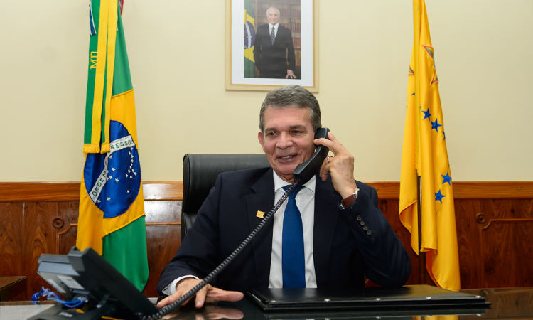 Ministro da Defesa Silva e Luna fala ao telefone com o secretário de Defesa dos EUA