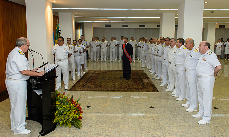 Participantes atentos enquanto o Comandante da Marinha discursa