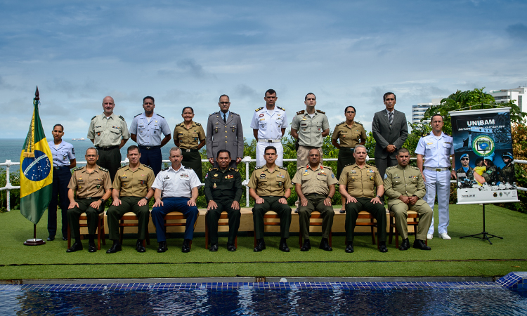 Oficiais do Brasil e de outros países em foto oficial do evento