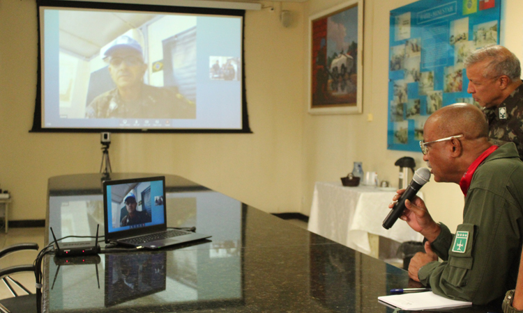 autoridade da Defesa falando em videoconferencia com oficial em outro país