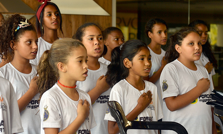 crianças cantando o hino nacional