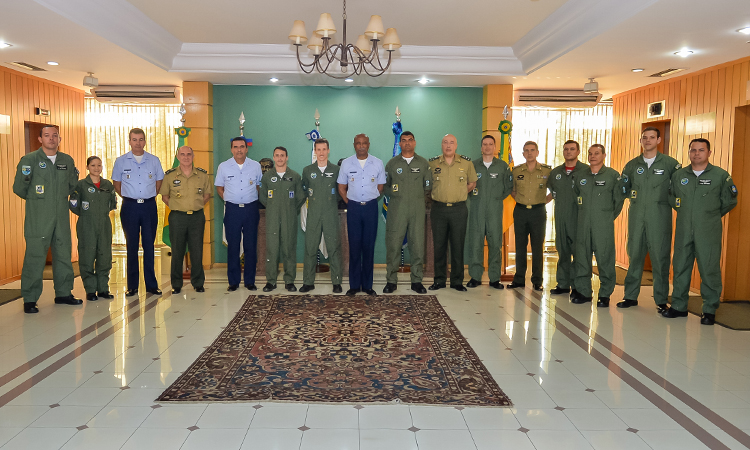 foto oficial com autoridades da Defesa e equipe da FAB